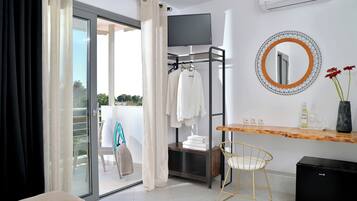 Deluxe Double Room, Partial Sea View | Interior