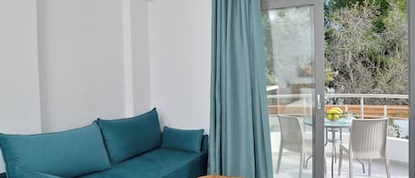 Estudi Comfort, vistes al jardí | Sala d'estar | Televisor intel·ligent, Netflix, Hulu i serveis de streaming
