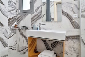 Studio – comfort, hageutsikt | Bad | Hårføner, tøfler, håndklær og såpe