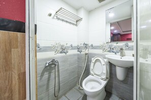 Dusche, Haartrockner, Bidet, Handtücher