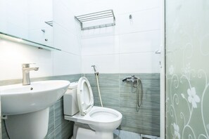 Ducha, secador de pelo, bidet, toallas