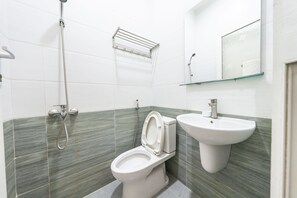 Bathroom - Hotel Airport MTT (Thanh pho Ho Chi Minh)