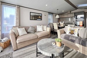 TV, fireplace, offices - Host & Stay | Coopers Cabin (Amotherby)