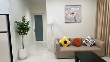 Departamento Deluxe, 2 habitaciones, cocina, vista a la ciudad | Área de sala de estar