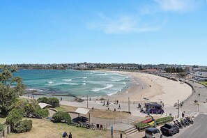 Beach - Newly renovated Beachfront Studio at the northern end of  BONDI BEACH. (North Bondi)
