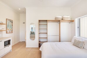 1 bedroom, iron/ironing board, Internet, bed sheets - Newly renovated Beachfront Studio at the northern end of  BONDI BEACH. (North Bondi)