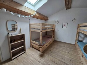 Room - La Bregaudière: a large family home (Chabrillan)