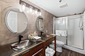 Family Condo, 2 Bedrooms, Balcony, Mountain View | Bathroom - Golf Vista 171 (Pigeon Forge)