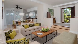 Una sala de estar moderna con un sofá, una mesa de centro y una zona de comedor.