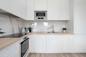 Geladeira, micro-ondas, fogão, cooktop