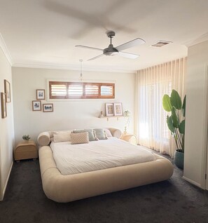 Room - Macedon Ranges - Large Family Home with pool and spa- sleeps 13 - pet friendly! (Gisborne)