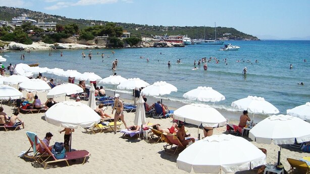 A beach with umbrellas and people sunbathing. - My Little House - 123 Soleil (Aegina)