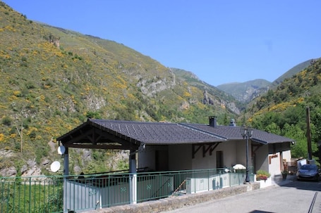 Exterior. Auberge Lou Poumié