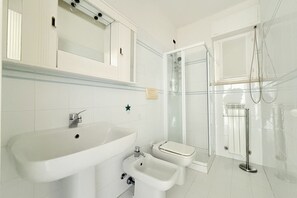 Shower, bidet, towels - N307 - Numana, bright two-room apartment with balcony (NUMANA)
