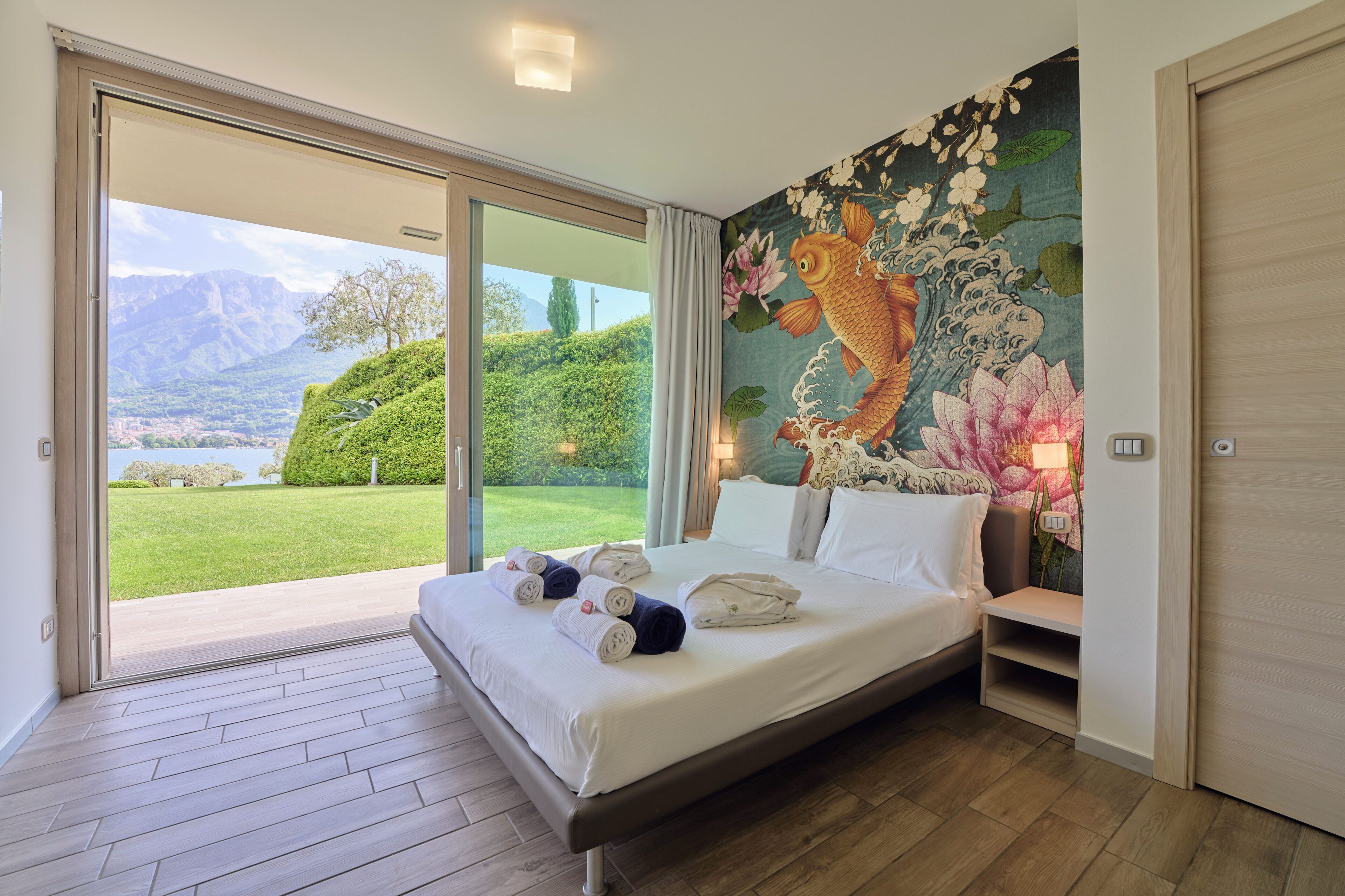Villa Luxury, vista lago | Una cassaforte in camera, tende oscuranti, ferro/asse da stiro