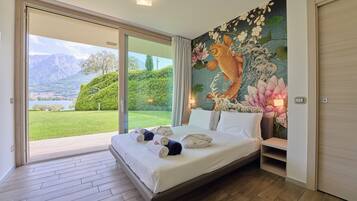 Villa Luxury, vista lago | Una cassaforte in camera, tende oscuranti, ferro/asse da stiro