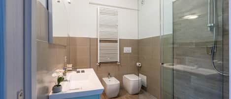 Dusche, kostenlose Toilettenartikel, Haartrockner, Hausschuhe
