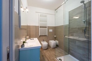 Een douche, gratis toiletartikelen, een haardroger, pantoffels
