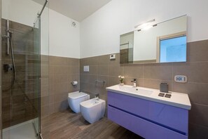 Regadera, amenidades de baño gratuitas, secadora de cabello, pantuflas 