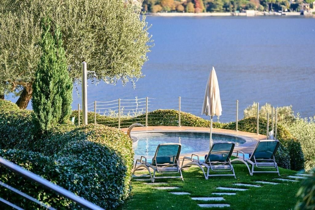 Villa Luxury, vista lago | Piscina | Piscina all'aperto, lettini