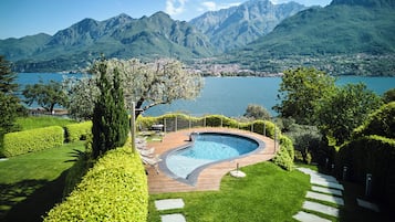 Piscina all'aperto, lettini