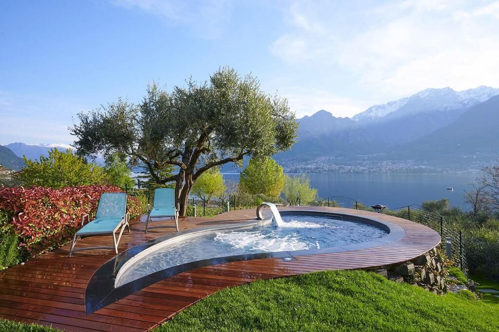 Piscina all'aperto, lettini