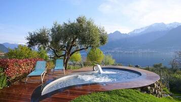Piscina all'aperto, lettini