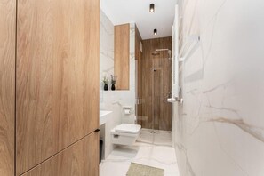 Comfort-Apartment, Balkon, Stadtblick | Badezimmer