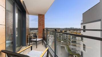 Apartemen Comfort, balkon, pemandangan kota | Halaman properti