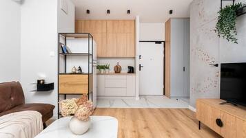 Apartemen Comfort, balkon, pemandangan kota | Area keluarga