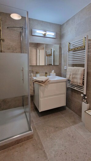 Shower, hair dryer, towels, soap - Romantic manor-style studio. Located 25 min. from Paris and Disneyland (Villiers-sur-Marne)