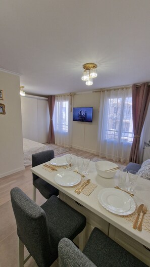 Dining - Romantic manor-style studio. Located 25 min. from Paris and Disneyland (Villiers-sur-Marne)