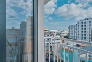 Interior - Spacious 2 BdR · AC · Fast Wi-Fi · Near beach & UN (Praia)
