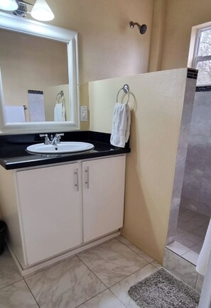 Villa, 2 habitaciones, vista al jardín | Baño