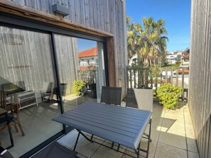 Outdoor dining - Modern Apartment with Terrace and Parking in Anglet - 4 Pers. (Anglet)