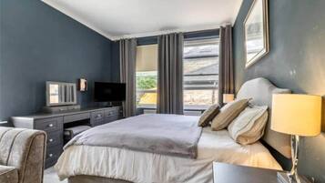 4 bedrooms, iron/ironing board, WiFi, bed sheets