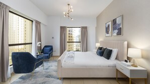 Ett modernt hotellrum med en stor säng, ett skrivbord, en stol och utsikt över staden.
