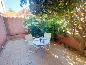Outdoor dining - House near the beach, air conditioning - 4 guests (Canet-Plage)