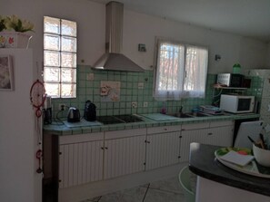 Fridge, microwave, oven, stovetop - House near the beach, air conditioning - 4 guests (Canet-Plage)