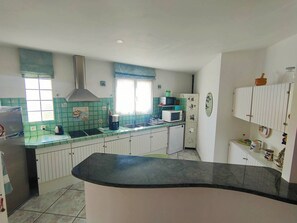 Coffee/tea maker, fridge, microwave, oven - House near the beach, air conditioning - 4 guests (Canet-Plage)
