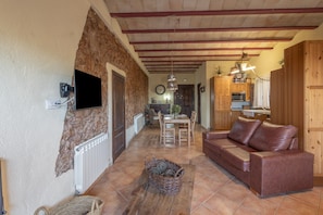 Televisión, chimenea, reproductor de DVD, estéreo