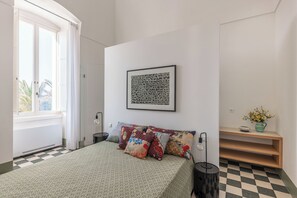 6 habitaciones, tabla de planchar con plancha y cuna de viaje 