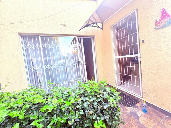 Exterior detail - Gem Family Cottage in Blairgowrie Close to Sandton/main amenities &Golf courses. (Randburg)