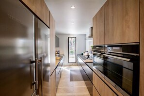 Fridge, microwave, oven, stovetop - Château les Gardis, Lourmarin, vue magnifique sur le Luberon (Lourmarin)