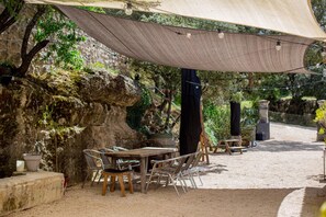 Outdoor dining - Château les Gardis, Lourmarin, vue magnifique sur le Luberon (Lourmarin)