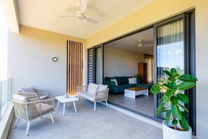 Terrace/patio - Spacious beachfront 3-bedroom apartment with AC in lovely Rivière Noire (Rivière Noire District)