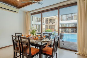 ヴィラ 3 ベッドルーム プールビュー ビーチサイド | レストラン