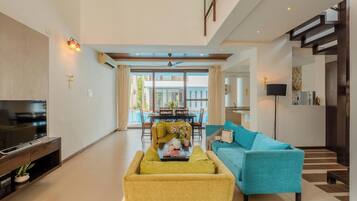 Villa, 3 habitaciones, vista a la alberca, junto a la playa | Área de sala de estar