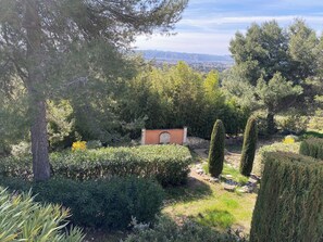 Property grounds - Logement indépendant avec vue imprenable au pied du Luberon et piscine (cavaillon)