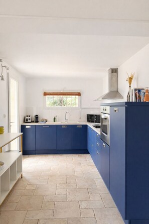 Private kitchen - Logement indépendant avec vue imprenable au pied du Luberon et piscine (cavaillon)